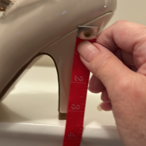 Neutral color heels - Picture 7 of 10